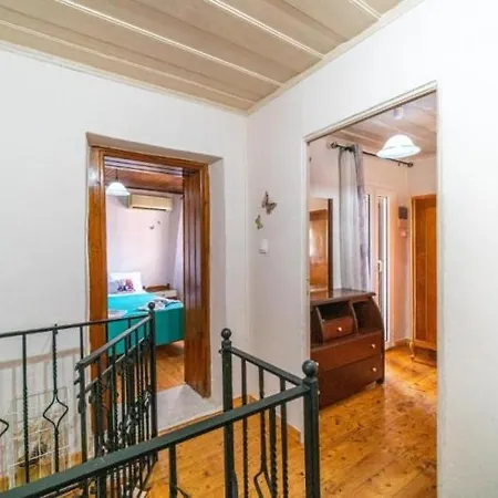 Casa de Férias Casa Alexandros - Charming 2-story Corfiot Retreat Ágios Matthaíos
