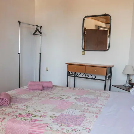 Casa de Férias Casa Alexandros - Charming 2-story Corfiot Retreat *