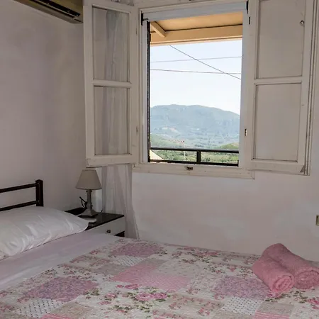 Casa Alexandros - Charming 2-story Corfiot Retreat Casa de Férias